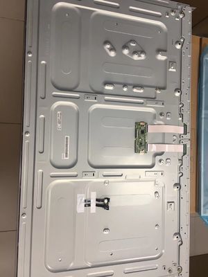 Monitor LCD 55 cali o rozdzielczości 3840*2160 pikseli i jasności 500cd/m2 do profesjonalnych zastosowań